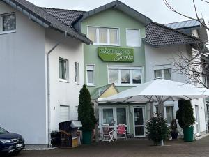 un bâtiment avec un panneau à l'avant dans l'établissement Hotel-Restaurant Denklinger-Hof, à Reichshof 