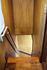 - un escalier dans une chambre dotée d'un mur en bois dans l'établissement JR福井駅東口から徒歩7分(550m)。一棟貸切民泊トリプレッツ, à Fukui