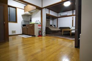 福井市にあるJR福井駅東口から徒歩7分(550m)。一棟貸切民泊トリプレッツのキッチン、リビングルームが備わります。