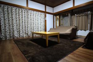 Istumisnurk majutusasutuses JR福井駅東口から徒歩7分(550m)。一棟貸切民泊トリプレッツ