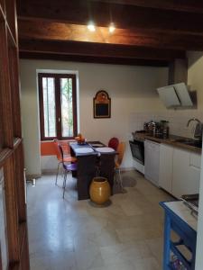 uma cozinha com mesa e cadeiras num quarto em "A la ferme moderne" - campagne rennaise em Chantepie