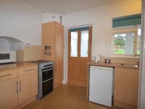Kuchyň nebo kuchyňský kout v ubytování 1 Bed in Tavistock OTWIN