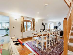 a dining room with a table and chairs at 4 Bed in Shrewsbury 50180 in Pontesbury