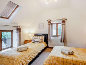1 dormitorio con 2 camas y ventana en 4 Bed in Shrewsbury 50180, en Pontesbury