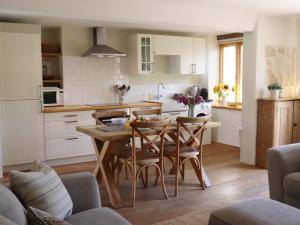 uma cozinha com mesa e cadeiras num quarto em 3 bed property in Bovey Tracey 52042 em Bovey Tracey