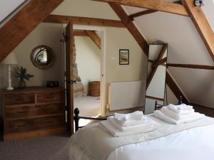 um quarto com uma cama com toalhas brancas em 3 bed property in Bovey Tracey 52042 em Bovey Tracey