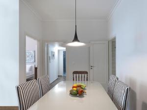 een eettafel met een fruitschaal erop bij GORGEOUS center Apartment in Athene