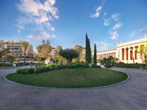 een kleine grascirkel voor een gebouw bij GORGEOUS center Apartment in Athene