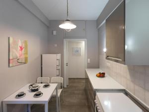 een keuken met een wastafel, een tafel en een koelkast bij GORGEOUS center Apartment in Athene +8 foto's