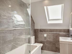 een badkamer met een douche, een toilet en een wastafel bij 3 bed in Eastbourne EHC26 in Eastbourne