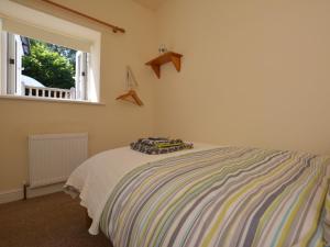 a bedroom with a bed with a blanket on it at 2 Bed in Knighton 62209 in Knighton