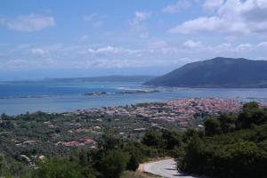vistas a la ciudad y a un cuerpo de agua en Eris Villa - Amazing view In Lefkada, en Lefkada