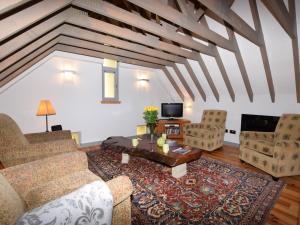 a living room with two couches and a tv at 2 Bed in Loch Ness GRANY in Invermoriston