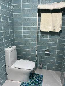 Um banheiro em Mirabad City - 2