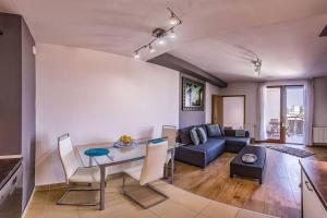 Posezení v ubytování Premium Apartment by Hi5- CP with free parking