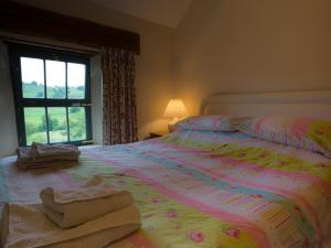 a bedroom with a bed with towels on it at 3 bed in Pilsbury PK663 in Sheen