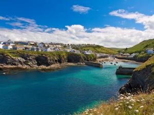 2 Bed in Bude 51764 في Pyworthy: a body of water with a town in the background