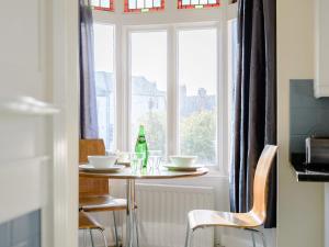 une table dans une cuisine avec une fenêtre dans l'établissement 5 Bed in Tynemouth CN125, à Tynemouth