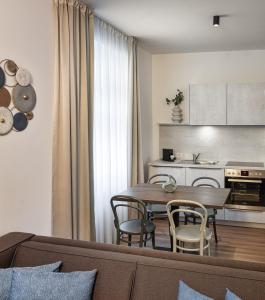 Il comprend un salon avec une table et une cuisine. dans l'établissement VN48 Suites by Adrez, à Prague