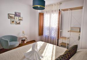 une chambre avec un lit et une chaise dans l'établissement Le Grand Sultan 1492, Mirador San Nicolás, Parking included, à Grenade 54 autres photos