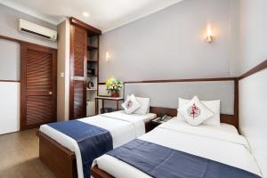 dwa łóżka w pokoju hotelowym z dwoma łóżkami w obiekcie Văn Hoa Hotel w Ho Chi Minh