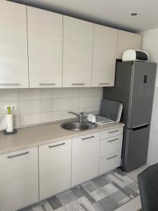 A kitchen or kitchenette at Apartman IN