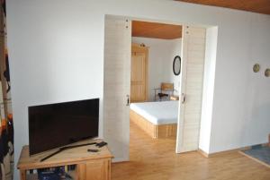 クックスハーフェンにあるCuxhaven Sahlenburgのベッドルーム1室(ベッド1台、テレビ付)