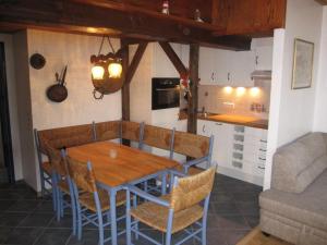 クックスハーフェンにあるCuxhaven Sahlenburgのキッチン、ダイニングルーム(木製のテーブルと椅子付)