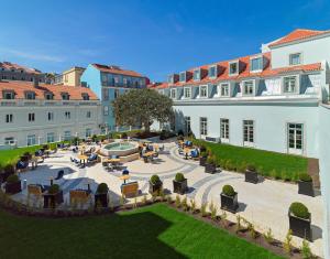 una vista aérea de un patio en un edificio en The One Palácio da Anunciada, en Lisboa