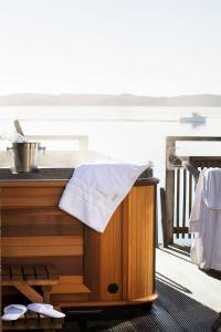 a wooden box with a towel on top of a balcony at Strandflickornas Husen invid Havet in Lysekil