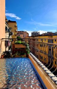 una piscina su un balcone di un edificio di Le Case di Ale a Salerno
