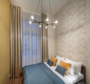 - une chambre avec un grand lit et une fenêtre dans l'établissement VN48 Suites by Adrez, à Prague
