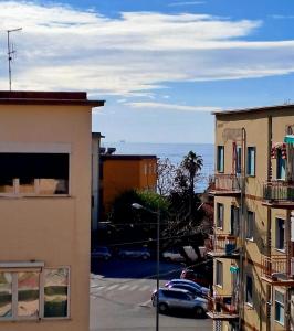 uma vista para um parque de estacionamento entre dois edifícios em Le Case di Ale em Salerno