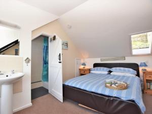 um quarto com uma cama e um lavatório em 2 Bed in Polruan PC041 em Fowey