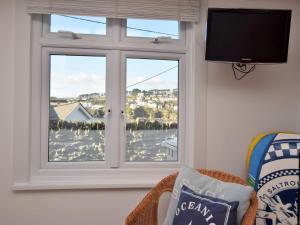 Televiisor ja/või meelelahutuskeskus majutusasutuses 2 Bed in Polruan PC041