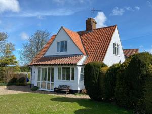 una casa bianca con tetto arancione di 3 Bed in Wighton KT085 a Wighton