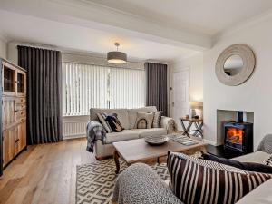 uma sala de estar com um sofá e uma mesa em 3 Bed in Brighton 64950 em Saltdean