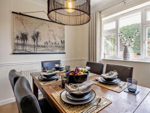uma sala de jantar com uma mesa com uma taça de fruta em 3 Bed in Brighton 64950 em Saltdean