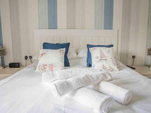 Katil atau katil-katil dalam bilik di 3 Bed in Westward Ho 64410