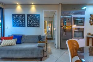 - un salon avec un canapé et une table dans l'établissement Vacation Fortaleza Apartment, à Fortaleza