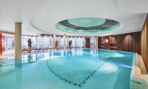 Bazén v ubytování Hotel Weisses Roessl nebo v jeho okolí