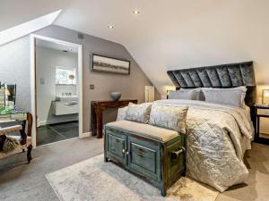 una camera con letto king-size e un bagno di 1 Bed in Shrewsbury 73521 a Ford