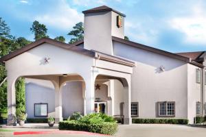 um edifício branco com uma torre de relógio em Super 8 by Wyndham Huntsville em Huntsville