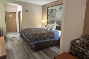 Postel nebo postele na pokoji v ubytování Super 8 by Wyndham Huntsville