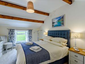 Kirkby Malzeard的住宿－2 Bed in Ripon 75272，一间卧室配有一张大床和蓝色床头板
