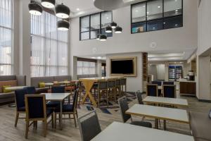 TV a/nebo společenská místnost v ubytování Hampton Inn Linden