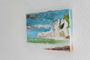 una pintura de una playa en Appart' confort Les Maôves Parking privé, en Étretat