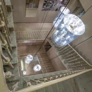 una vista aérea de una escalera de caracol en un edificio en VN48 Suites by Adrez, en Praga