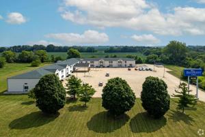 eine Luftansicht auf ein großes Gebäude mit einem Parkplatz in der Unterkunft Baymont by Wyndham Decatur in Decatur