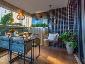 福塔萊薩的住宿－Vacation Fortaleza Apartment，一个带桌椅的阳台